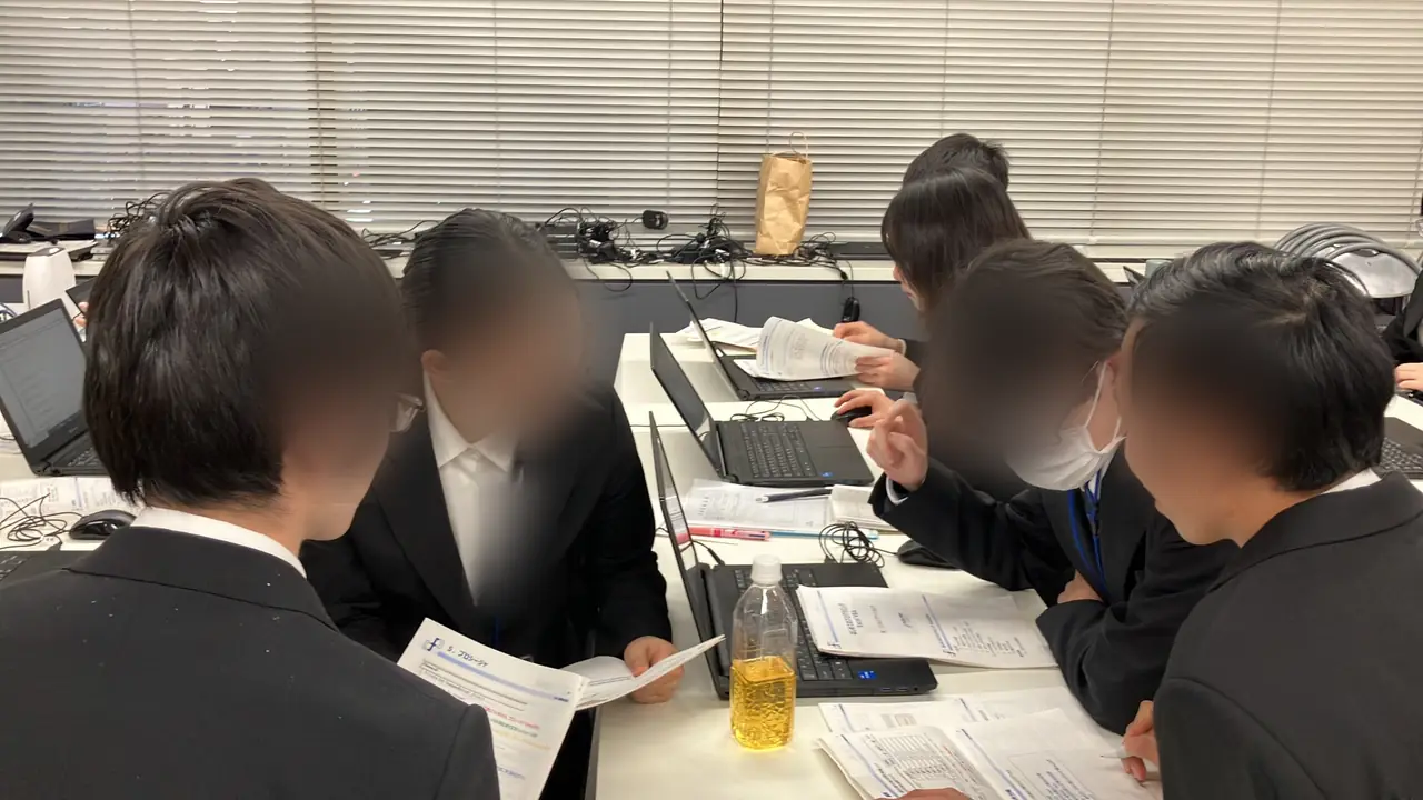 参加者がチームでPC画面を確認している様子