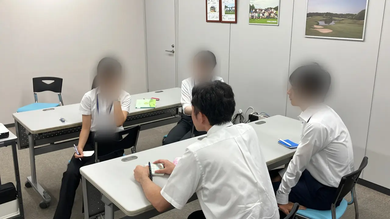 参加者と社員が少人数で振り返る様子