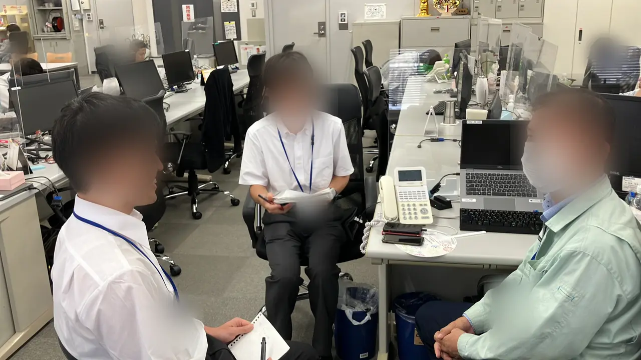 社員へ質問しながら仕事への理解を深める参加者