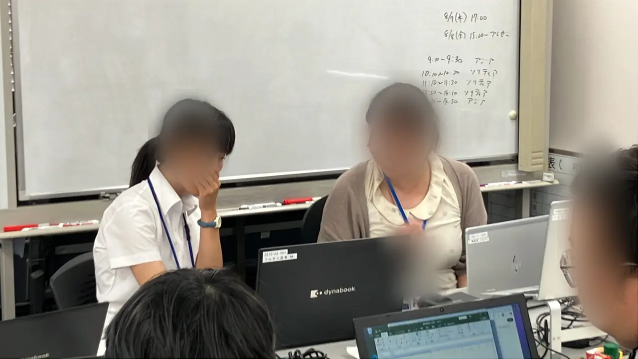 社員へ質問しながら開発を進める参加者